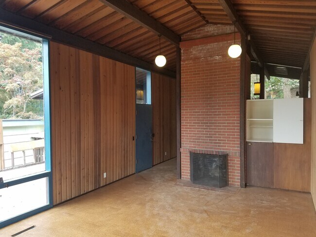 Foto del edificio - Unique Hillside Campus Home w/Floor to Ceiling Windows!!!