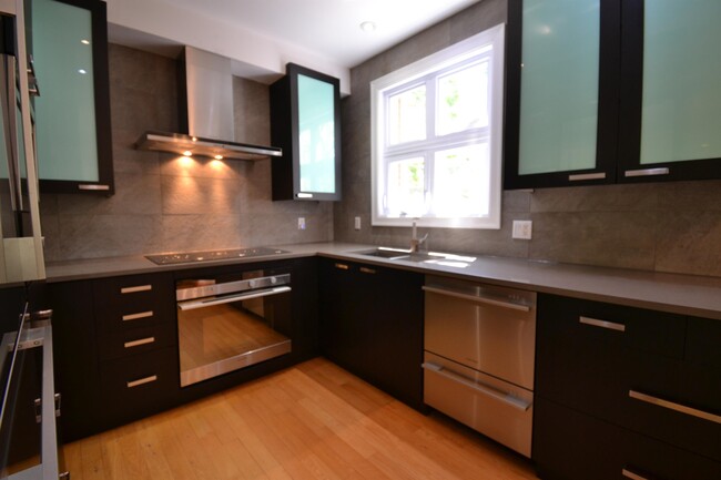 Building Photo - 11 Oak Park Private