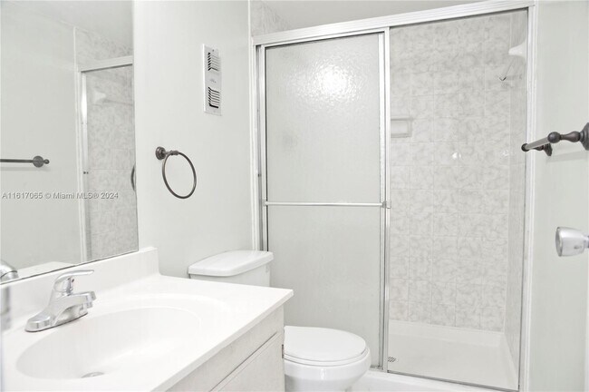 Foto del edificio - 2500 NE 135th St