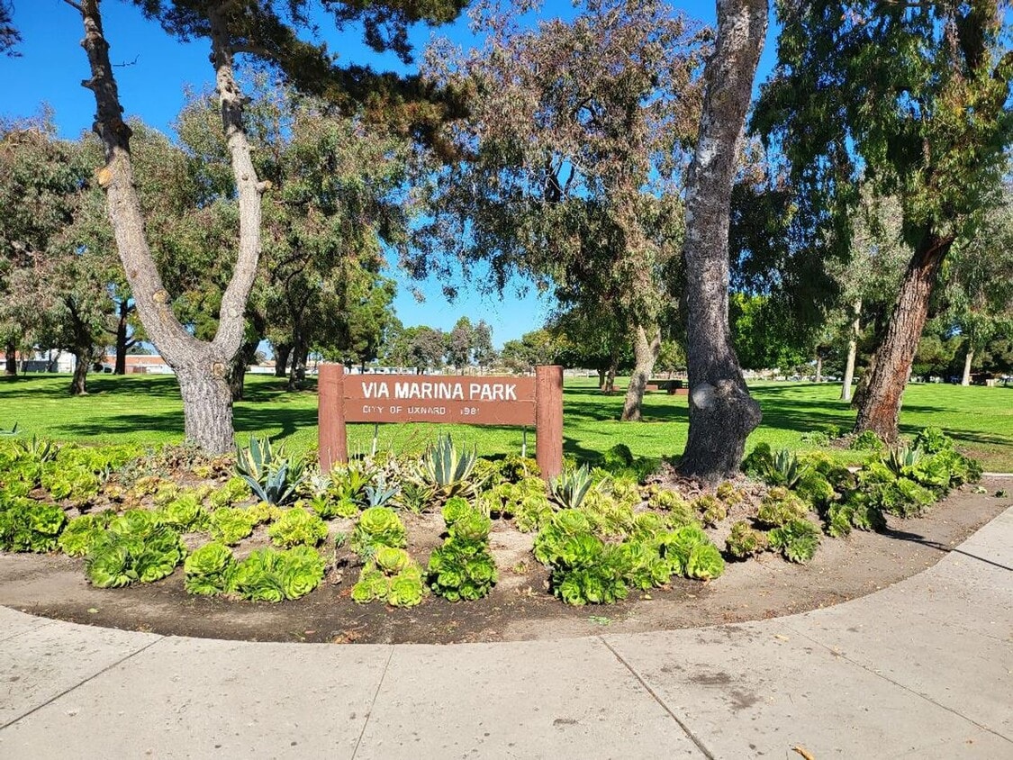 Building Photo - Must See 2 Br Townhouse with Marina Views