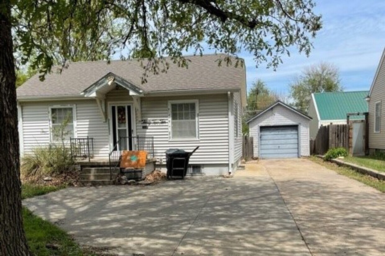 Foto principal - 1 Bedroom, 1 Bathroom House with Detached ...
