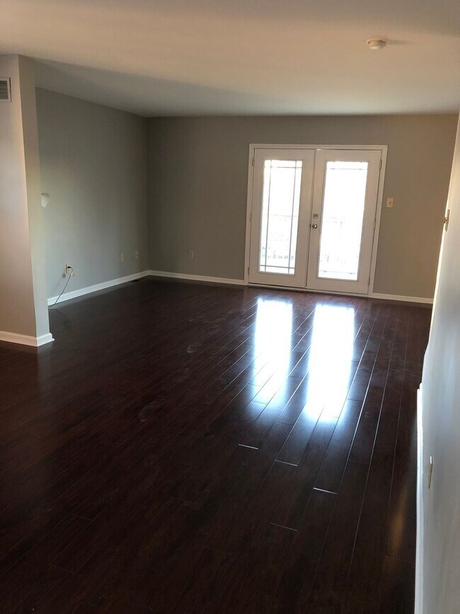 Foto del edificio - 2 bedrrom + basement Townhouse with Waterviews in Bristol. Large Private Backyard w Deck.