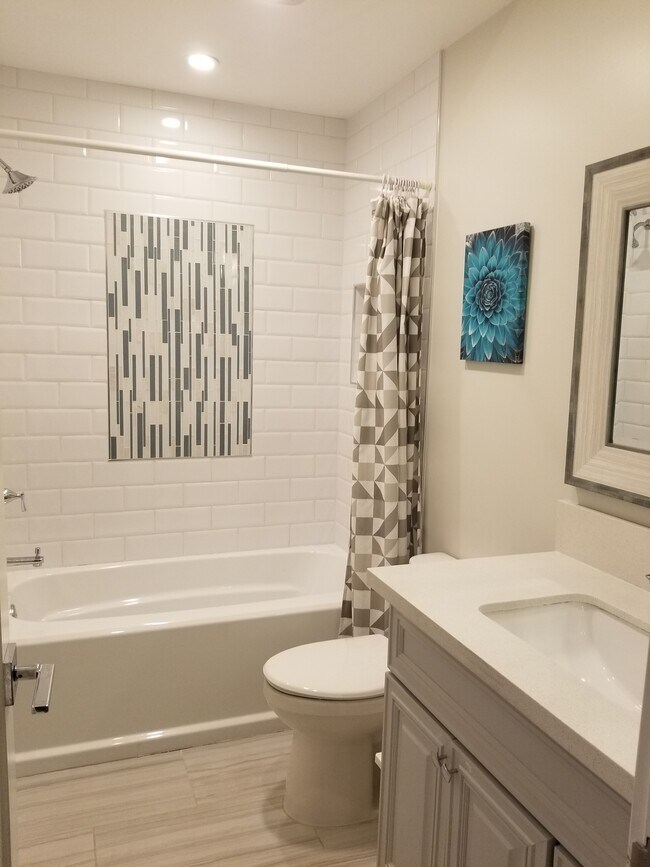 Second full bath - 424 Vista Quinta