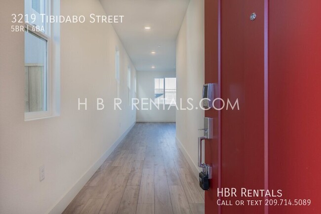 Foto del edificio - BRAND NEW CONSTRUCTION: Spacious 5-Bed San...