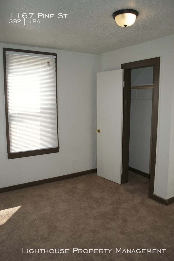 Building Photo - 3 Bedroom Duplex Unit Available in Muskegon