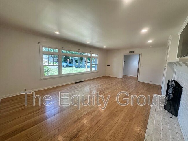 Building Photo - 1531 W Laurel Ave