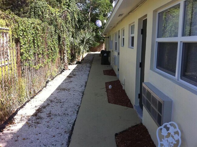 Building Photo - 1126 SW 15th Terrace