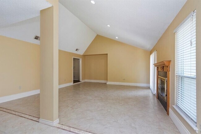 Building Photo - 2007 Highland Hills Dr