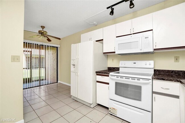 Building Photo - 3 br, 2.5 bath Townhome - 9001 W Sunrise Blvd