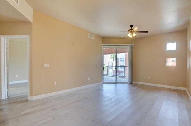 Building Photo - Park Avenue Mid Rise Condo. All HOA Amenities.