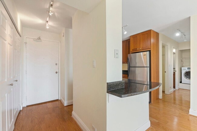 Building Photo - 450 W Briar Pl