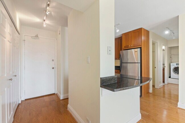 Foto del edificio - 450 W Briar Pl