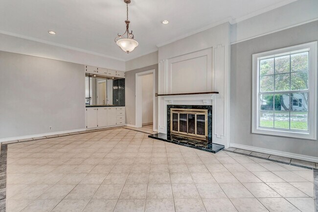 Building Photo - 3-BEDROOM IN ALAMO HEIGHTS W/ POOL