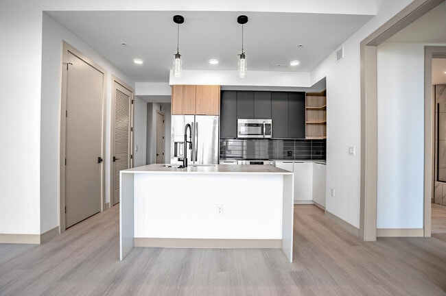 Building Photo - Vivian