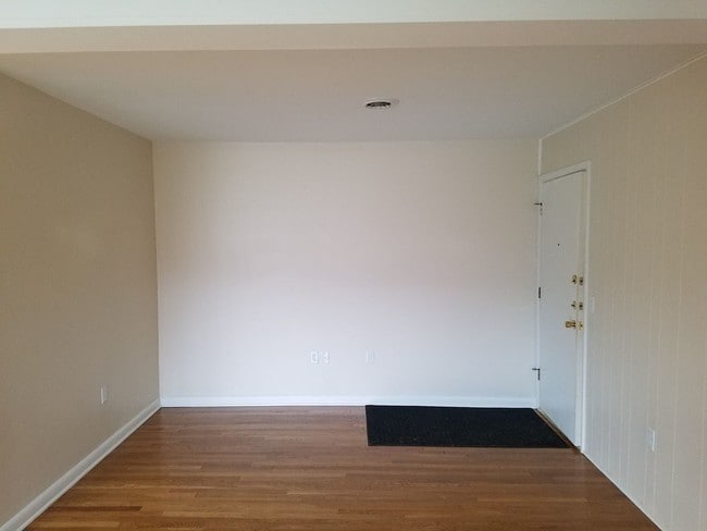 Building Photo - 2 br, 1 bath House - 5201 Mountainview Manor