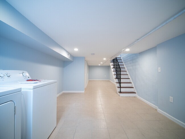 Building Photo - 2311 Pierce St