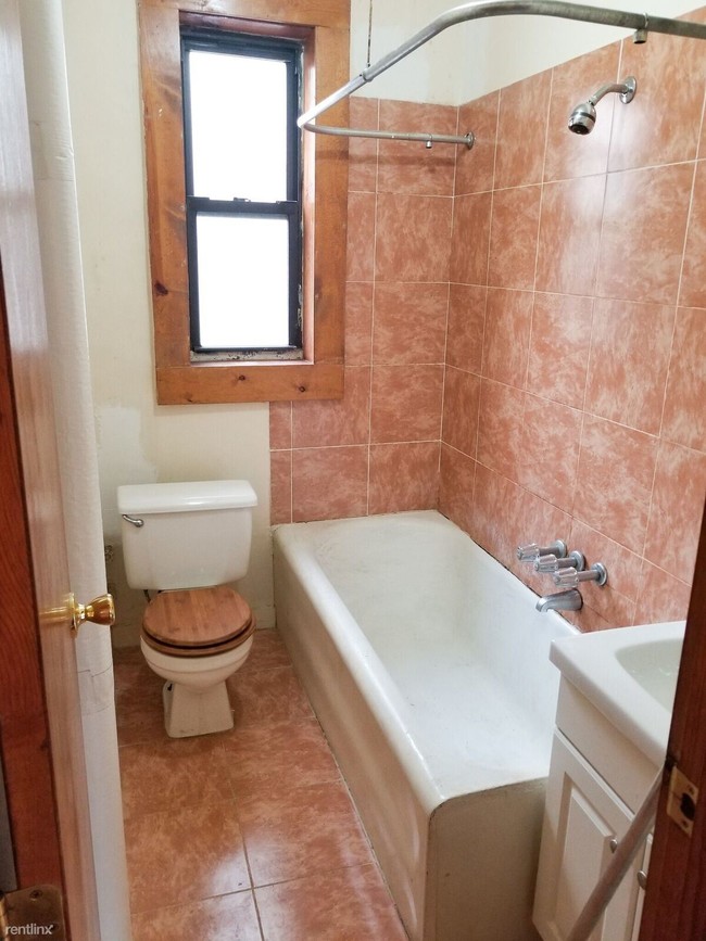 Building Photo - 2 br, 1 bath Apartment - 717 Avenue C Apt C5