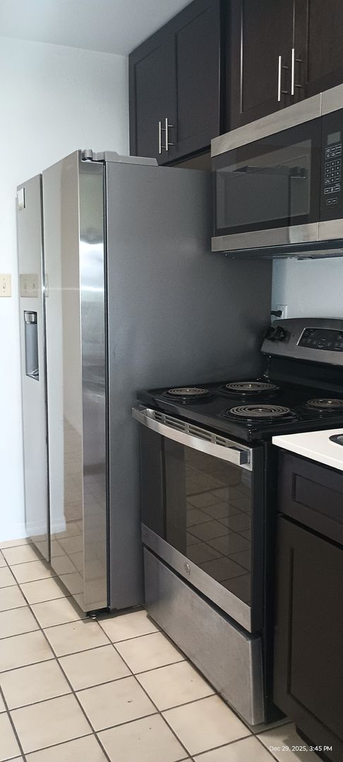 Building Photo - Walk to the beach.  2 bedroom duplex--washer/dryer hookup