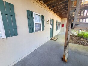 Building Photo - 800 Meadowview Dr