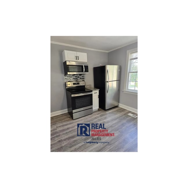Building Photo - Fully Renovated and 10 minutes to downtown...