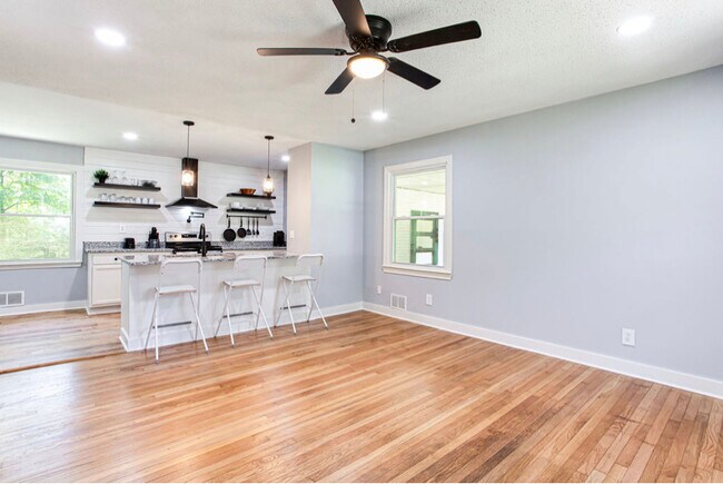 Building Photo - 1155 Evelyn Drive