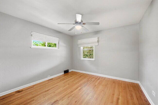 Foto del edificio - $2,145.95 with $600 off the first month's rent, 2 Beds - 1 Bath, Single Family Home in Denver wit...