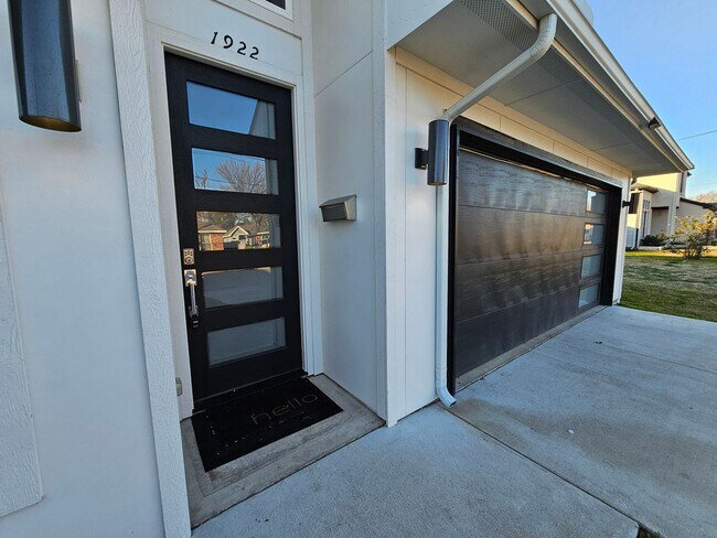 Foto del edificio - COMING SOON. Rare Gem in Trinity Groves with 2 Master Suites!