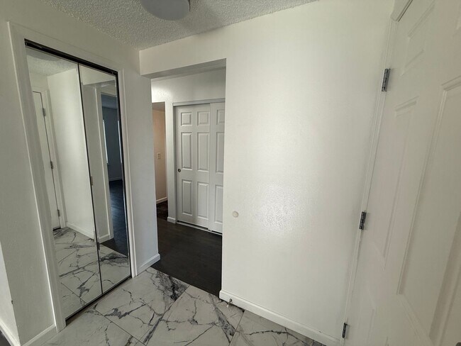 Foto del edificio - Modern Comfort & Convenience in a Prime Location