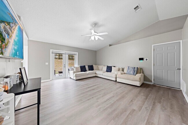 Foto del edificio - 220 Riverchase Blvd