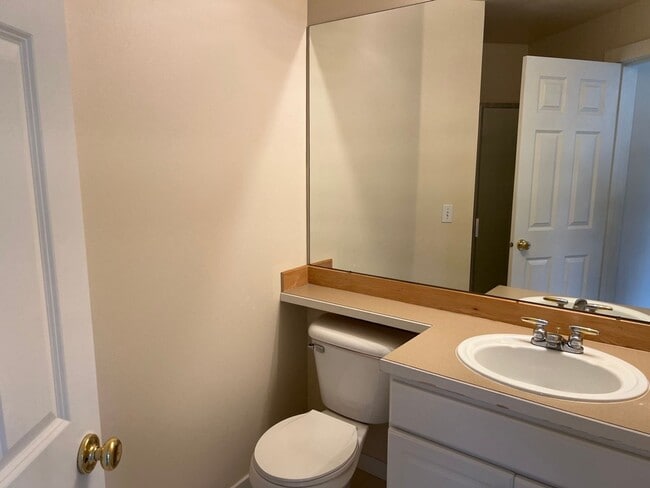 Building Photo - 3bd/2.5ba Issaquah Condo