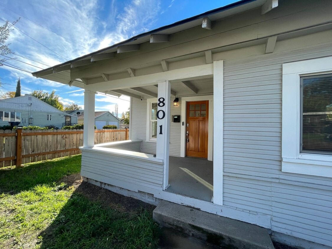 Foto principal - Charming 2 Bed 1 Bath Medford Home