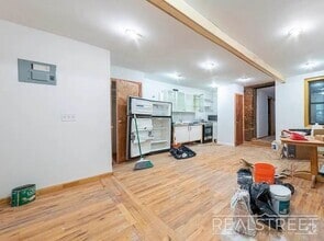 Building Photo - No Fee – 4 Bed / 1.5 Bath with Private Bac...
