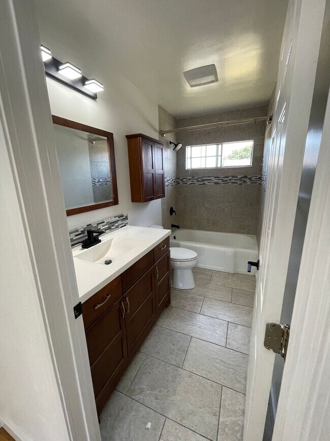 Building Photo - House - 3 Bedrooms / 1 Bathroom - Pico Rivera