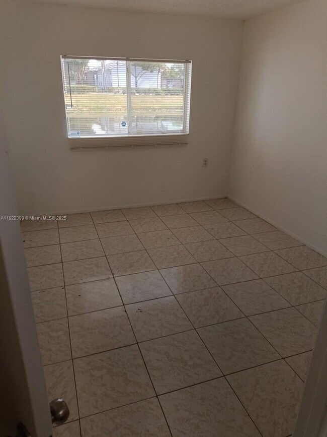 Foto del edificio - 1200 Lake Victoria Dr