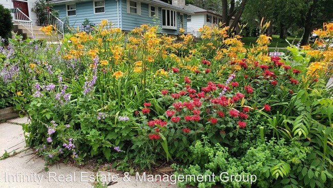 Foto del edificio - 3 br, 2 bath House - 2412 12th Ave NW