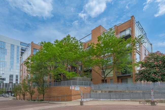 Building Photo - 1720 Oak Ave