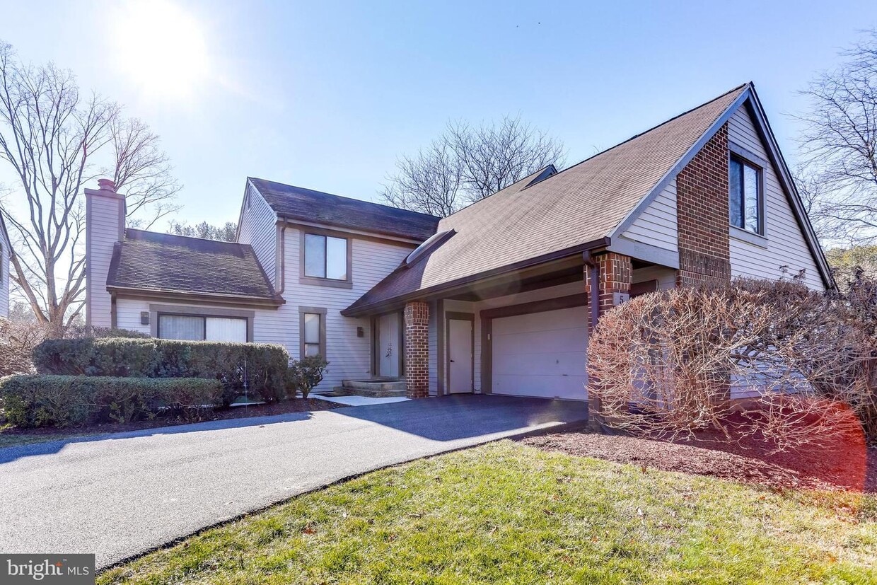 Primary Photo - 5 Whitebridge Ct