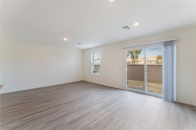 Foto del edificio - 2550 Petunia Garden Ave