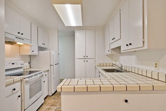 Building Photo - Up-Dated 1/1 3rd. Floor Condo Located in S...