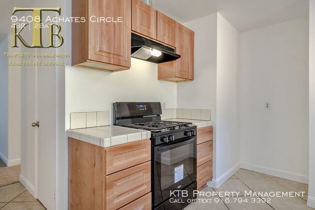 Building Photo - Rare four bedroom in Rosemont!