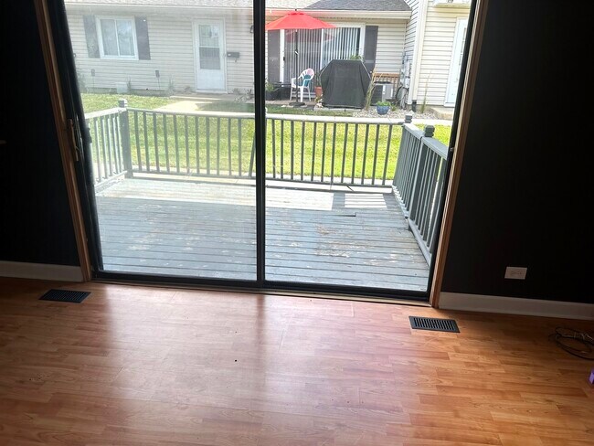 Building Photo - 828 Pondview Ct