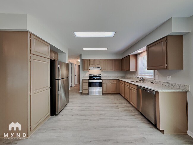 Building Photo - 215 Clearwater Dr