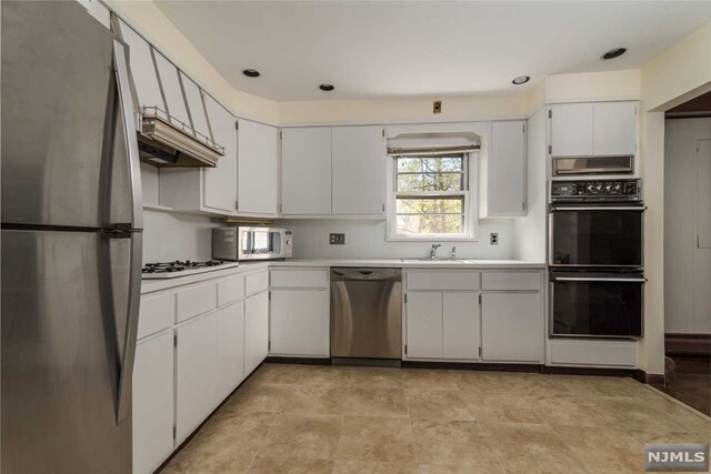 Building Photo - 112 E Grand Ave