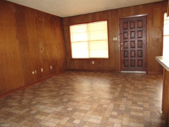 Building Photo - 501 S Walnut St