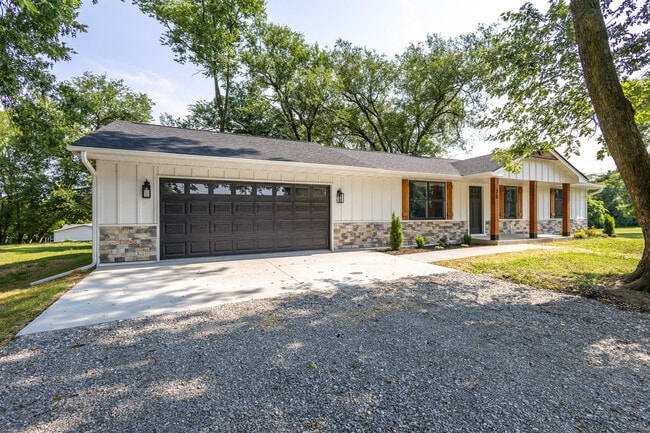 Building Photo - 25 Poplar Hill Dr