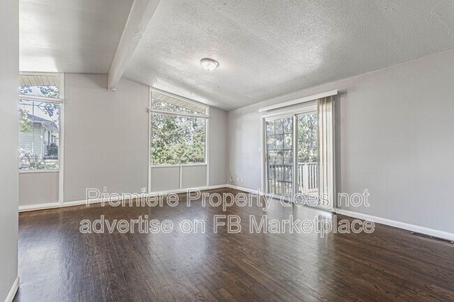 Foto del edificio - 6306 Fairlane Dr