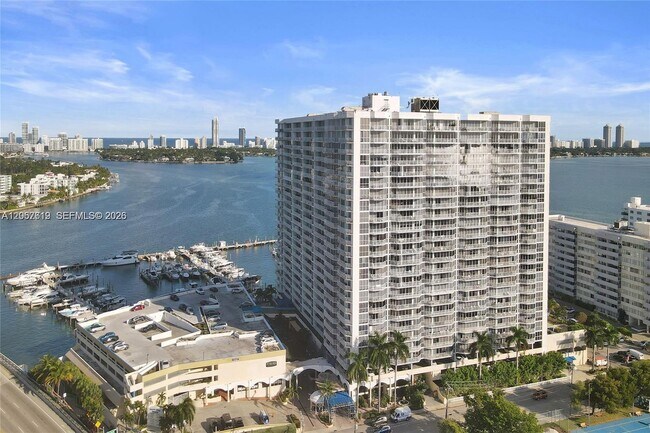 Foto del edificio - 7601 E Treasure Dr