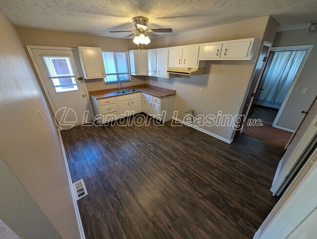 Building Photo - Brick Ranch Duplex with Fireplace, Private...