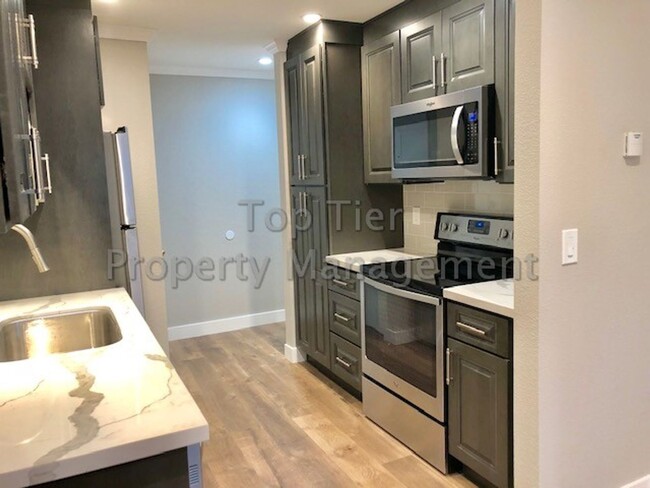 Building Photo - Meticulously renovated 2 Bd/1 Ba, 889 sf, ...