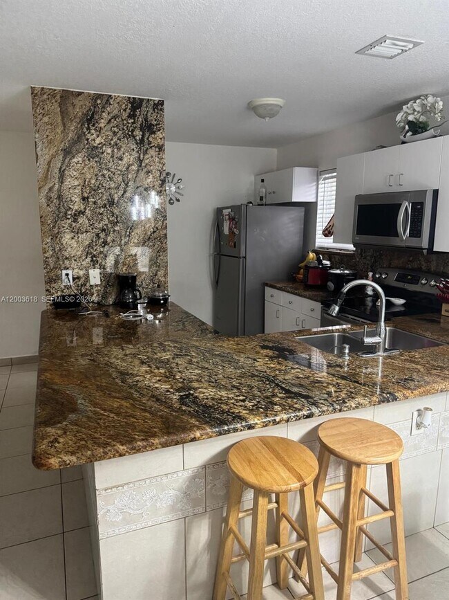 Foto del edificio - 6763 NW 182nd St